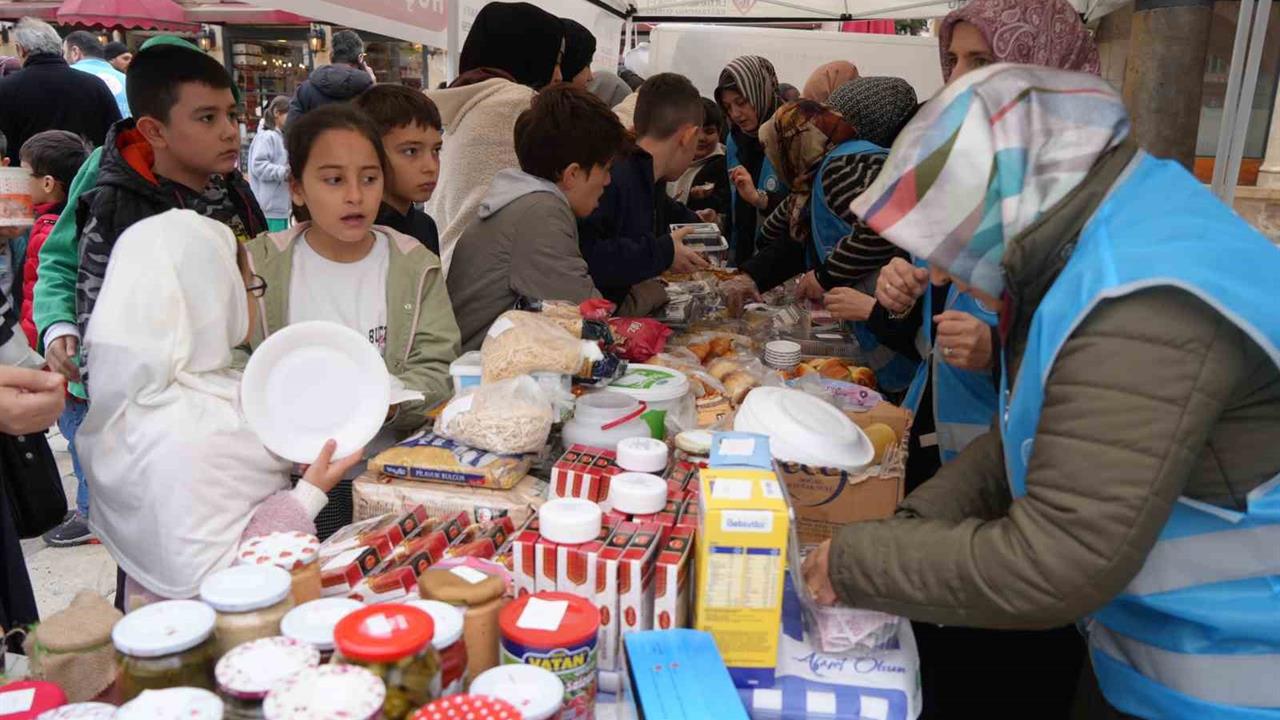 Kastamonu'da Gazze İçin Düzenlenen Hayır Çarşısında Vatandaşlar Destek Oldu