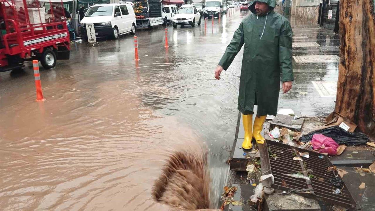 Diyarbakır Silvan'da Sağanak Yağış Yolları Göle Dönüştürdü