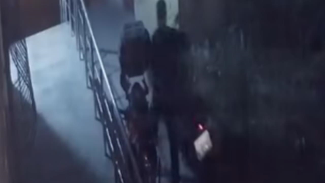 Toroslar'da Gece Vakti Motosikleti Çaldı, Motosiklet Çalışmayınca Parçaladı ve Kaçtı!