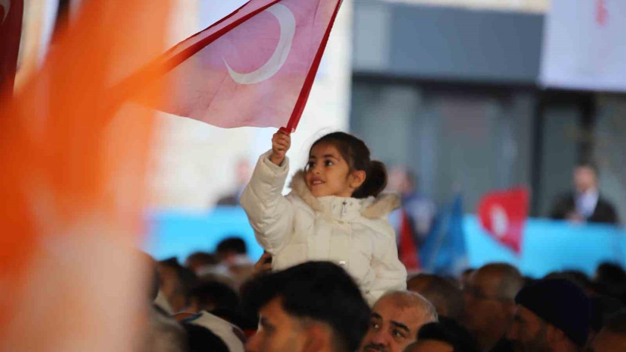 Adıyaman'da Cumhurbaşkanı Erdoğan, 350 bin 178 bağımsız bölümün anahtarlarını depremzedelere teslim etti.