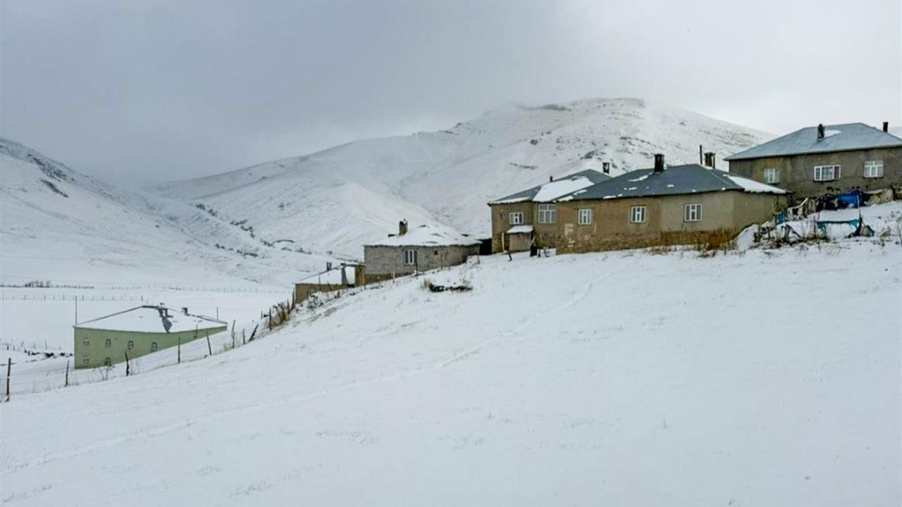 Van Başkale'de Sabah Saatlerinde Kar Yağışı Başladı