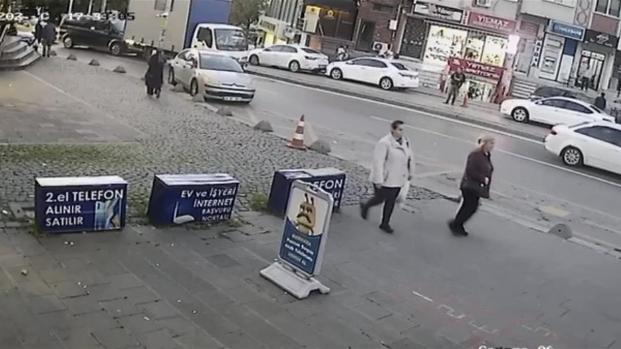 Ataşehir'de Kamyonetin Durağa Daldığı Kaza Anı Güvenlik Kamerasına Yansıdı