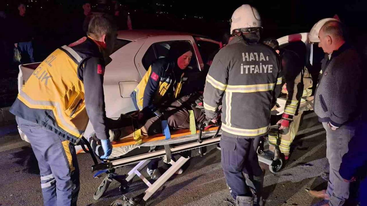 Hatay Kırıkhan'da İki Otomobilin Çarpışması Sonucu 4 Kişi Yaralandı