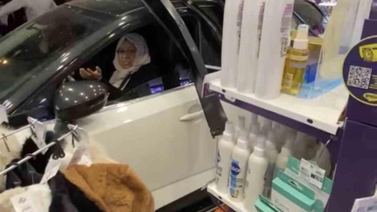 Diyarbakır Kayapınar'da Kontrolden Çıkan Araç Kozmetik Mağazasına Girdi