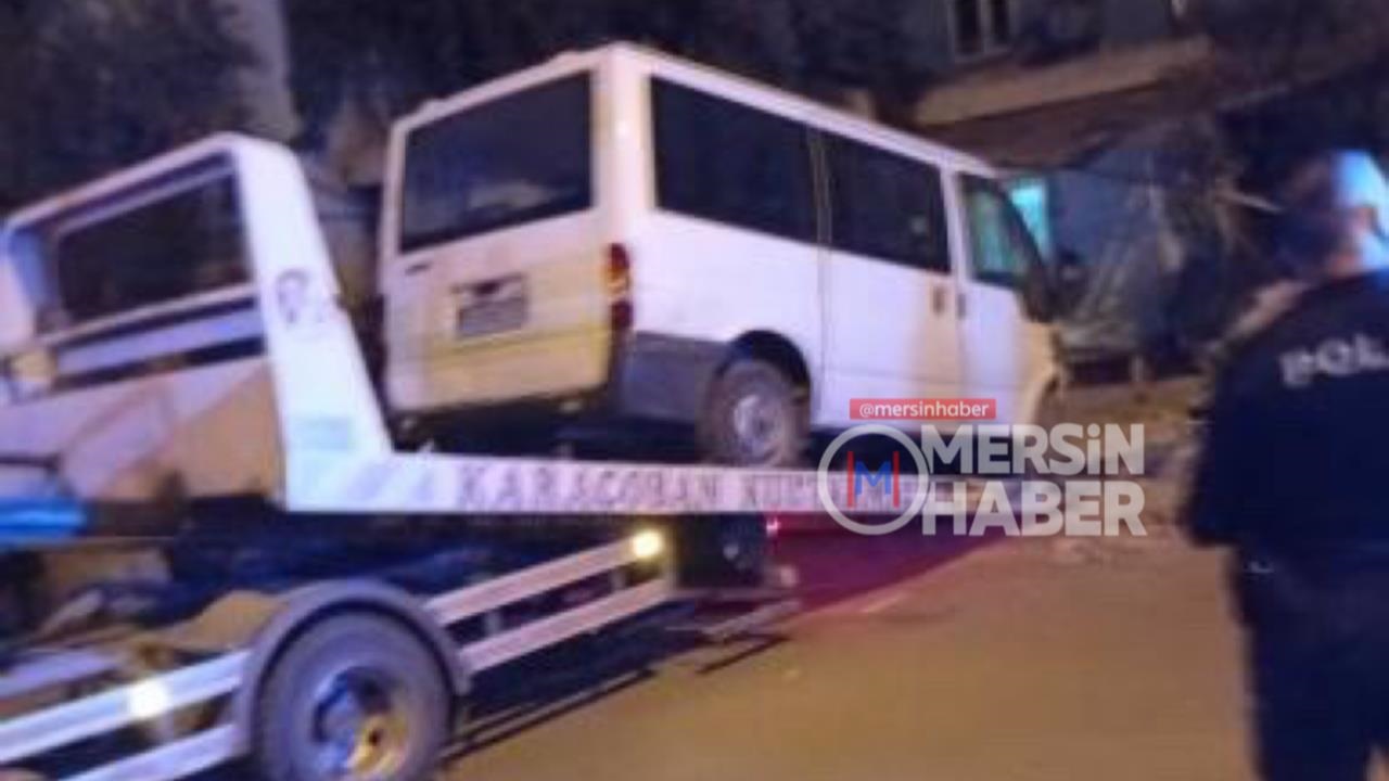 Minibüs Evin İçine Girdi! Mersin’de Kontrolden Çıkan Minibüs Evine Girdi
