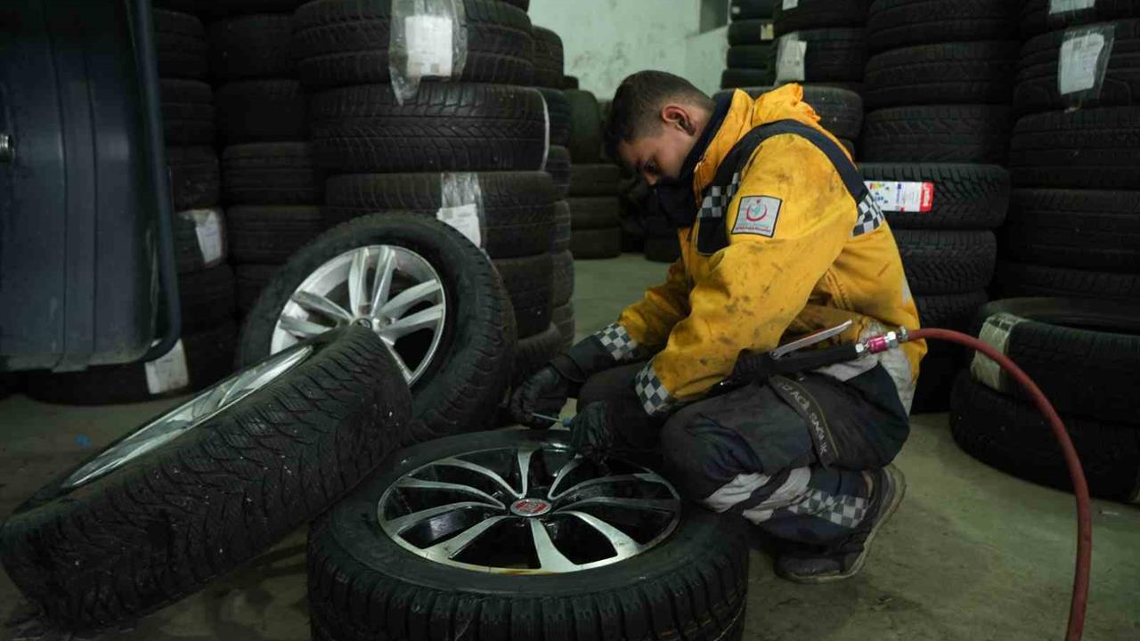 Muş Merkez'de Sokak Köpeklerinin Saldırısına Uğrayan Tavuk Lastikçiye Sığındı