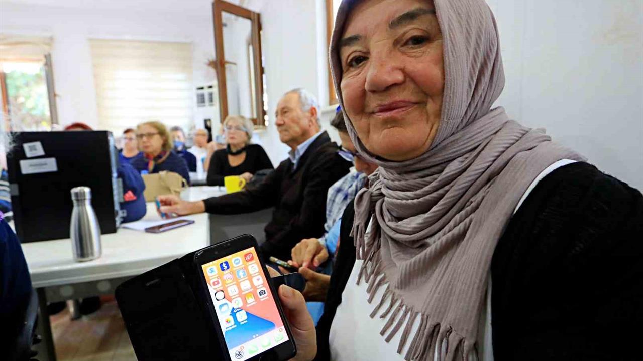 Antalya'da 60 Yaş Üstü Bireyler İçin Teknoloji Eğitimi Düzenleniyor