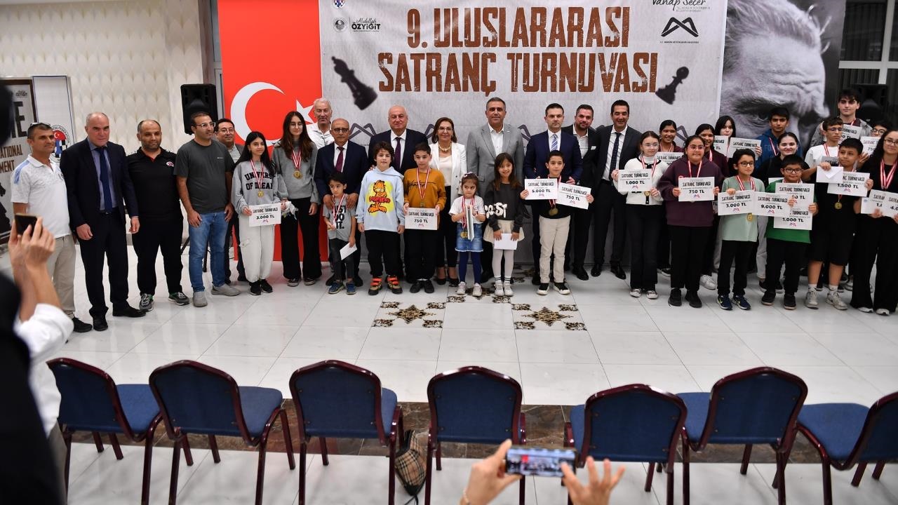 Mersin’de Düzenlenen 9. Uluslararası Satranç Turnuvası’nda Sporculara Ödülleri Verildi