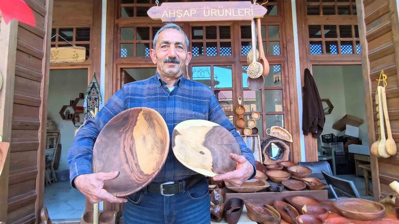 Erzurum Tortum'da Aşur Taş ve Halil Karaağaç 100 Yıldır El Oymacılığı Yapıyor