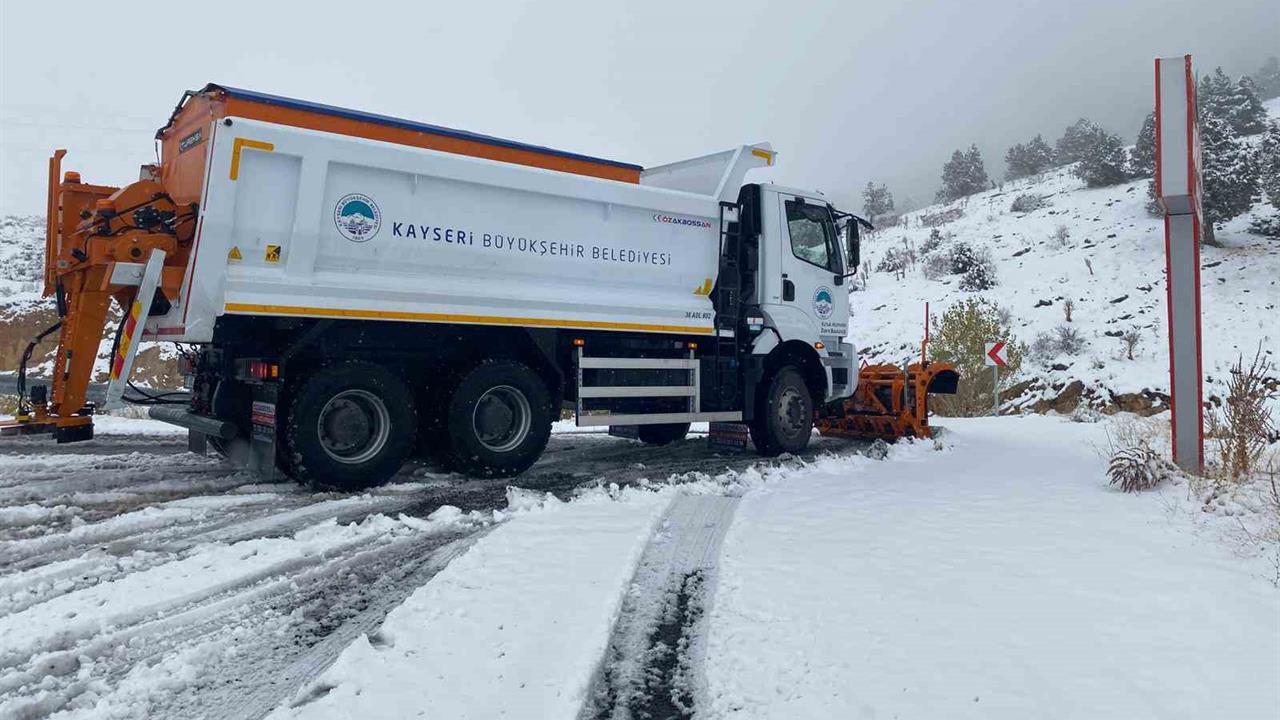 Kayseri'de Kar Yağışıyla Birlikte Ekipler Karla Mücadele İçin Sahada