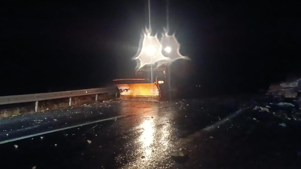 Şırnak Uludere’deki Komato Bölgesinde Kaya Düşmesi Nedeniyle Yol Kapandı