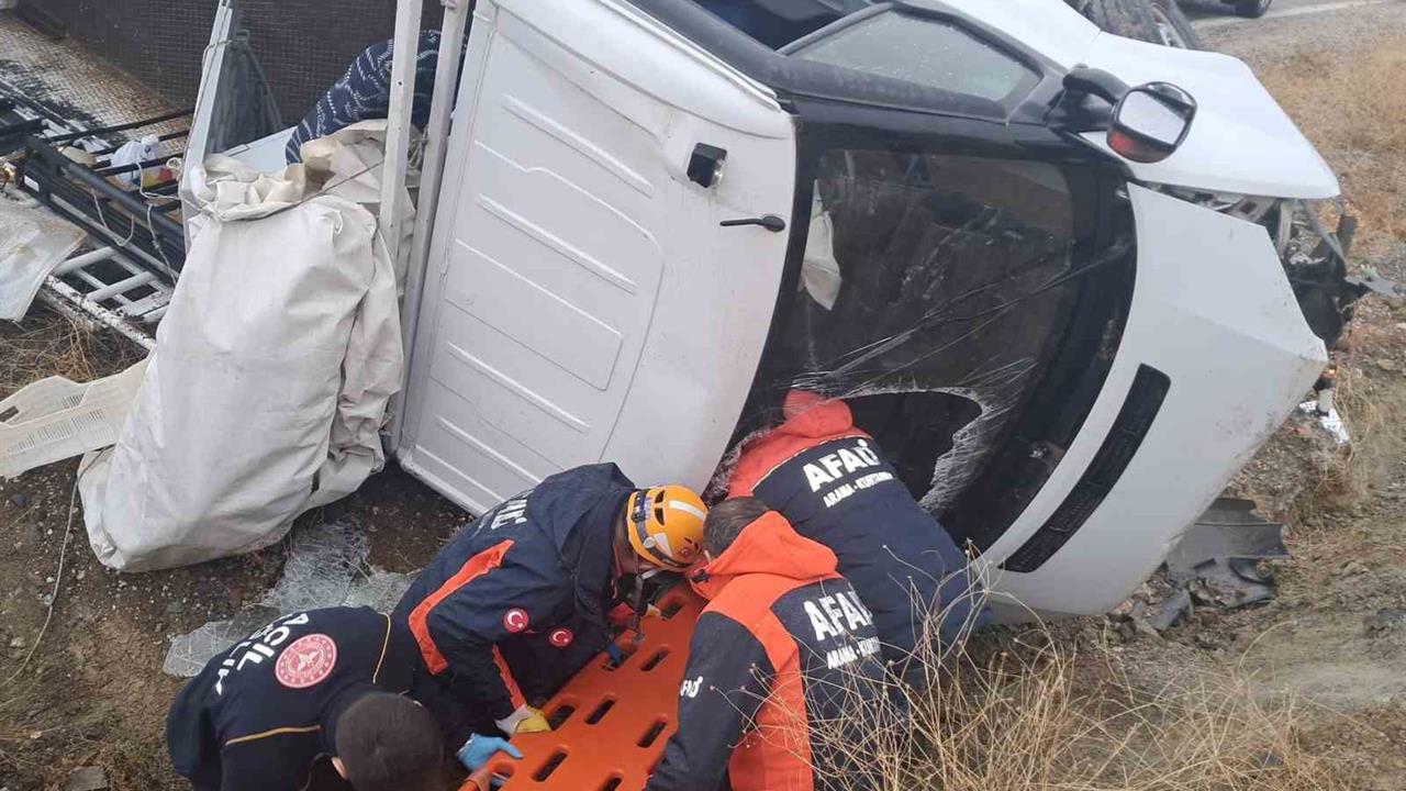 Elazığ'da Pikap Şarampole Uçtu, 2 Kişi Yaralandı