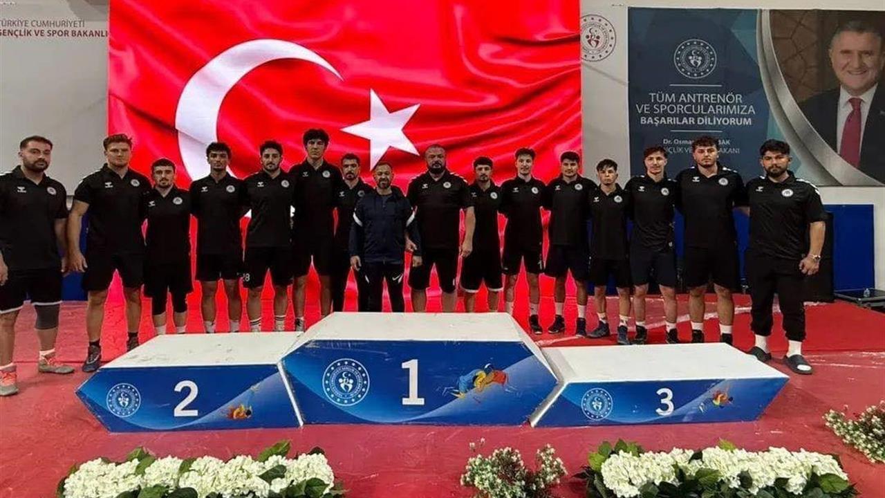 Erzincan İl Özel İdaresi Spor Kulübü, Grekoromen Güreş müsabakalarında yarı finale çıktı.