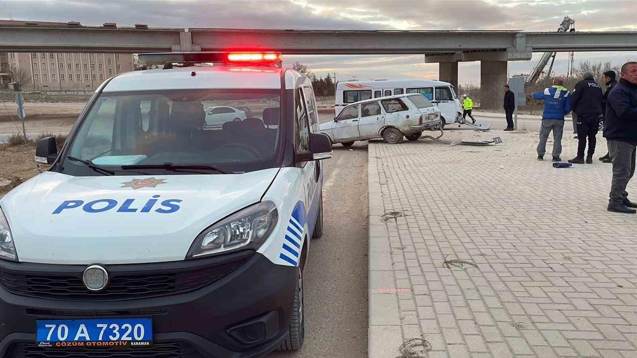 Karaman Merkez'de Yolcu Minibüsü ile Otomobil Çarpıştı: 2 Yaralı