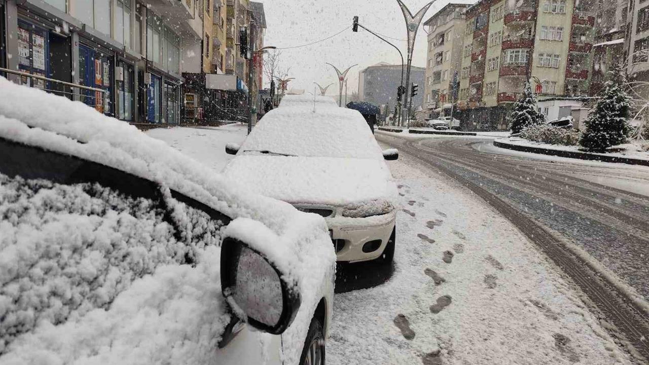 Hakkari'de Mevsimin İlk Karı Şehir Merkezini Beyaza Bürüdü