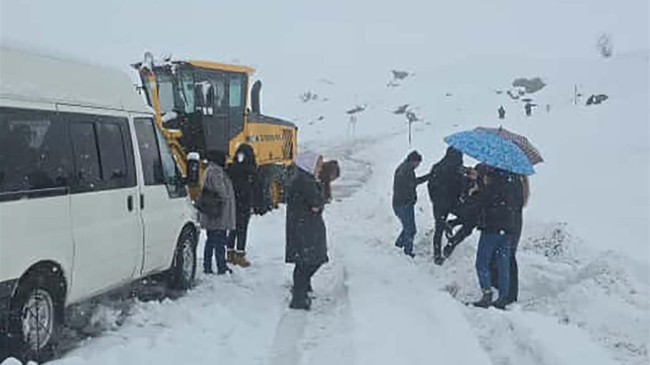 Hakkari'de Kar Yağışı Nedeniyle Mahsur Kalan Yolcular, Belediye Ekipleri Tarafından Kurtarıldı