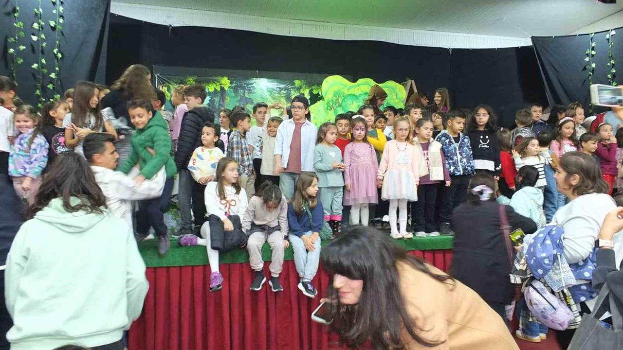 Balıkesir'de Amatör Tiyatro Gösterisinde Çocuklar Büyük İlgi Gösterdi