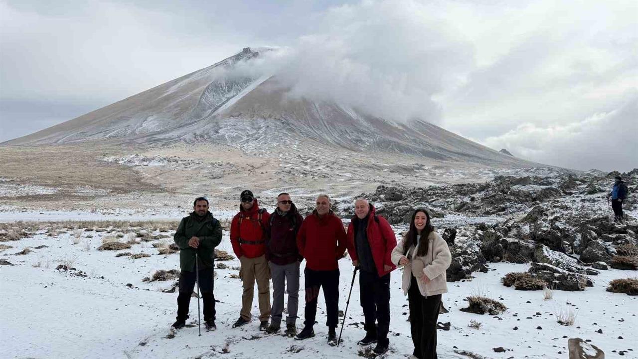 Ağrı Dağı'nda Kar Yağışına Rağmen 27 Dağcı Tırmanışa Geçti