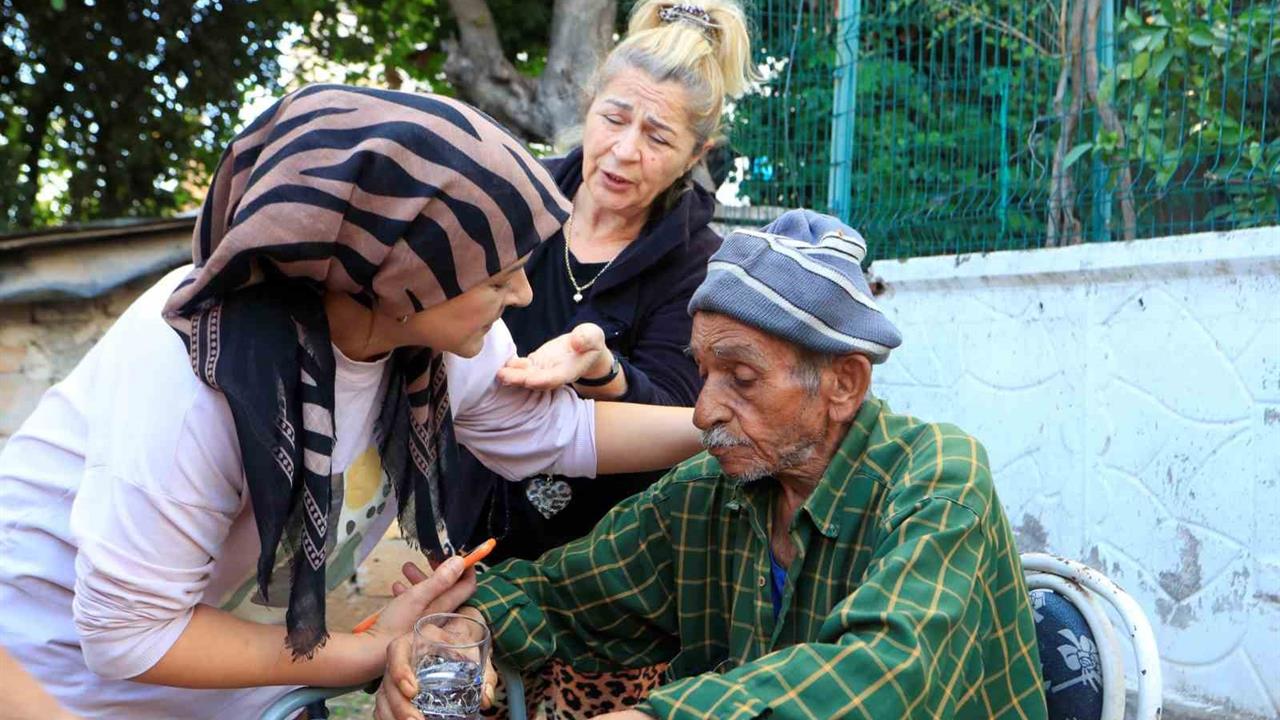 Antalya Kepez'de Yaşlı Çiftin Yangınında Komşuları Yardım Etti