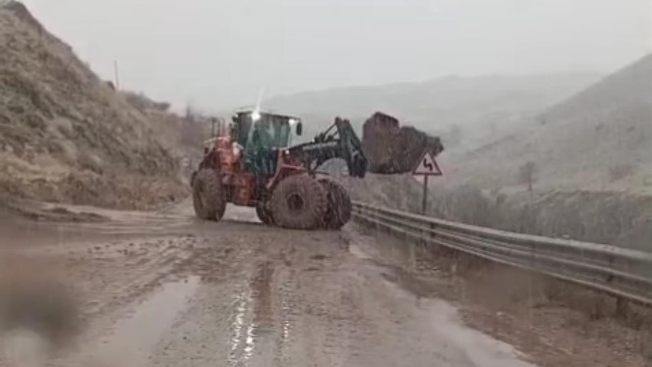 Yüksekova'da Yağışlar Sonrası Heyelan Meydana Geldi