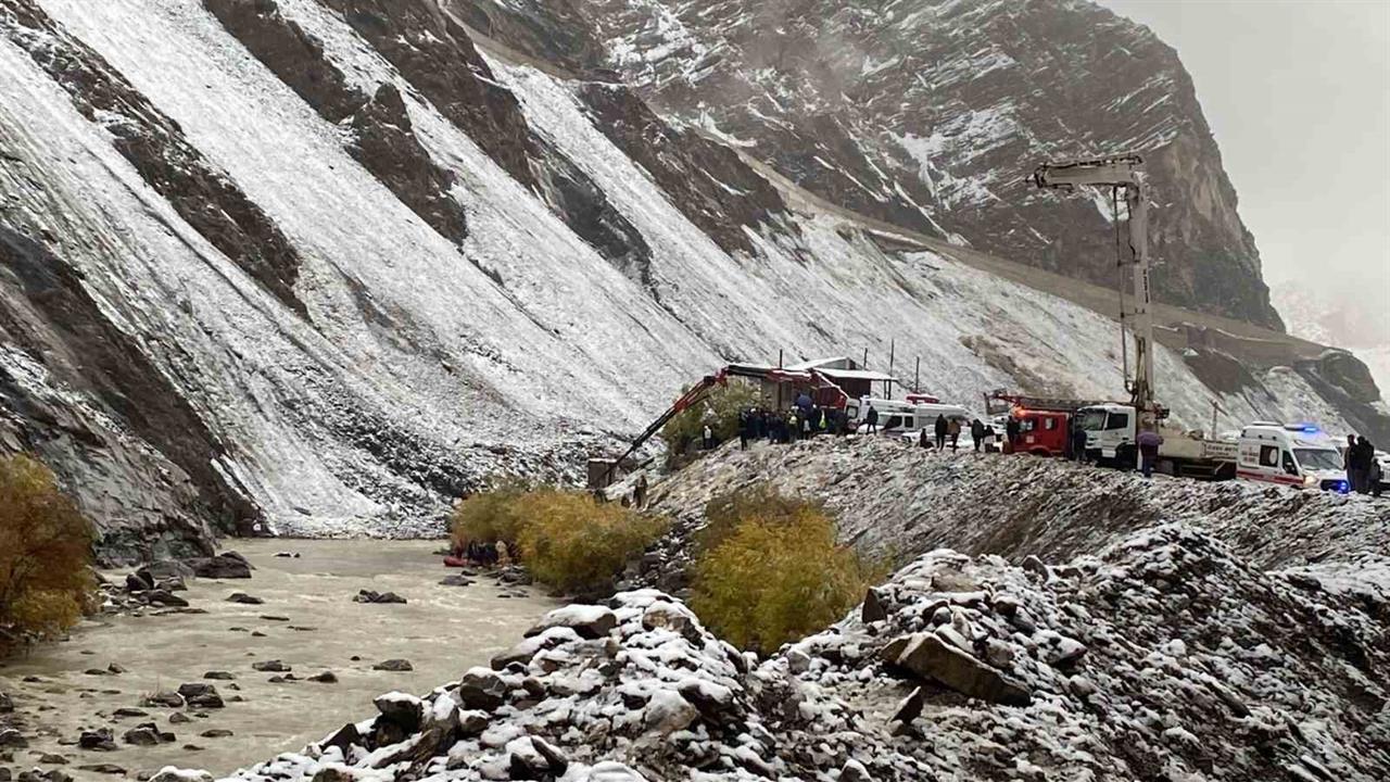 Hakkari Van kara yolunda kayalardan kaçan araç Zap Suyu'na düştü, 4 madenci kurtarıldı.