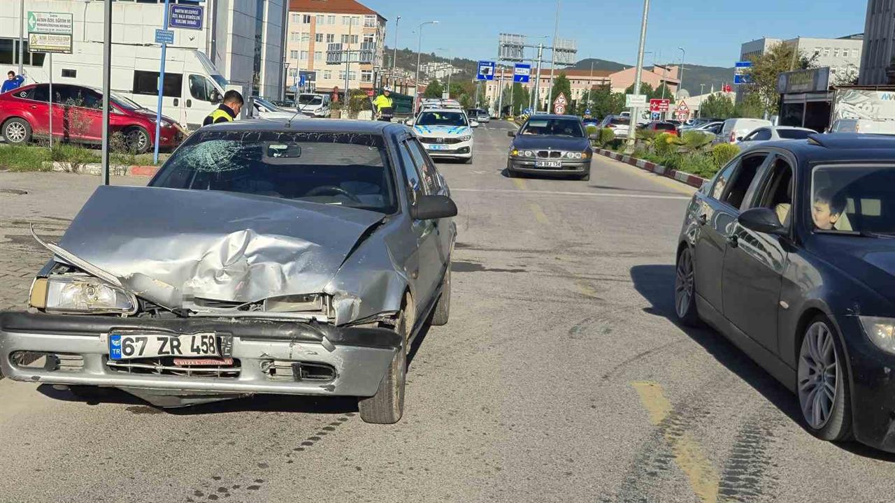 Bartın Merkez'de Kavşakta İki Araç Çarpıştı, 3 Yaralı