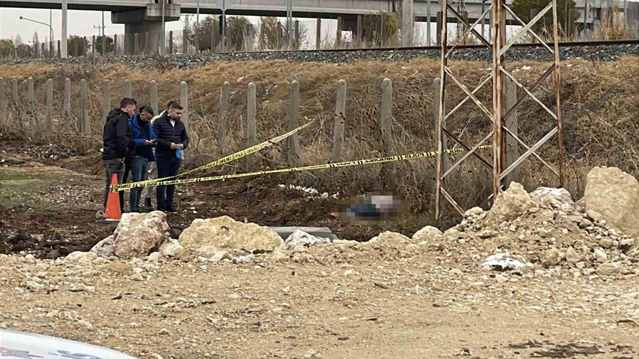 Sivas Kayıp 80 Yaşındaki Adam Demir Yolu Yakınında Ölü Bulundu