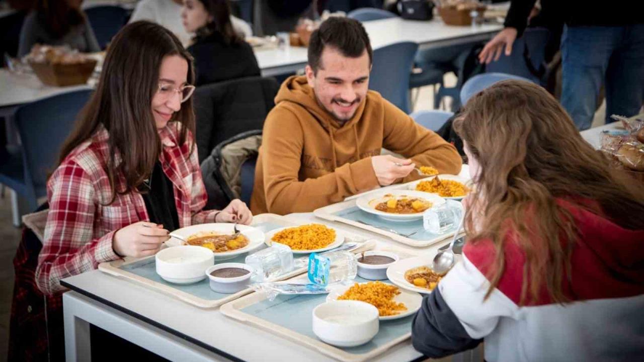 Eskişehir Anadolu Üniversitesi, Yemek Bursu ile 2.600 Öğrencisine Destek Oluyor