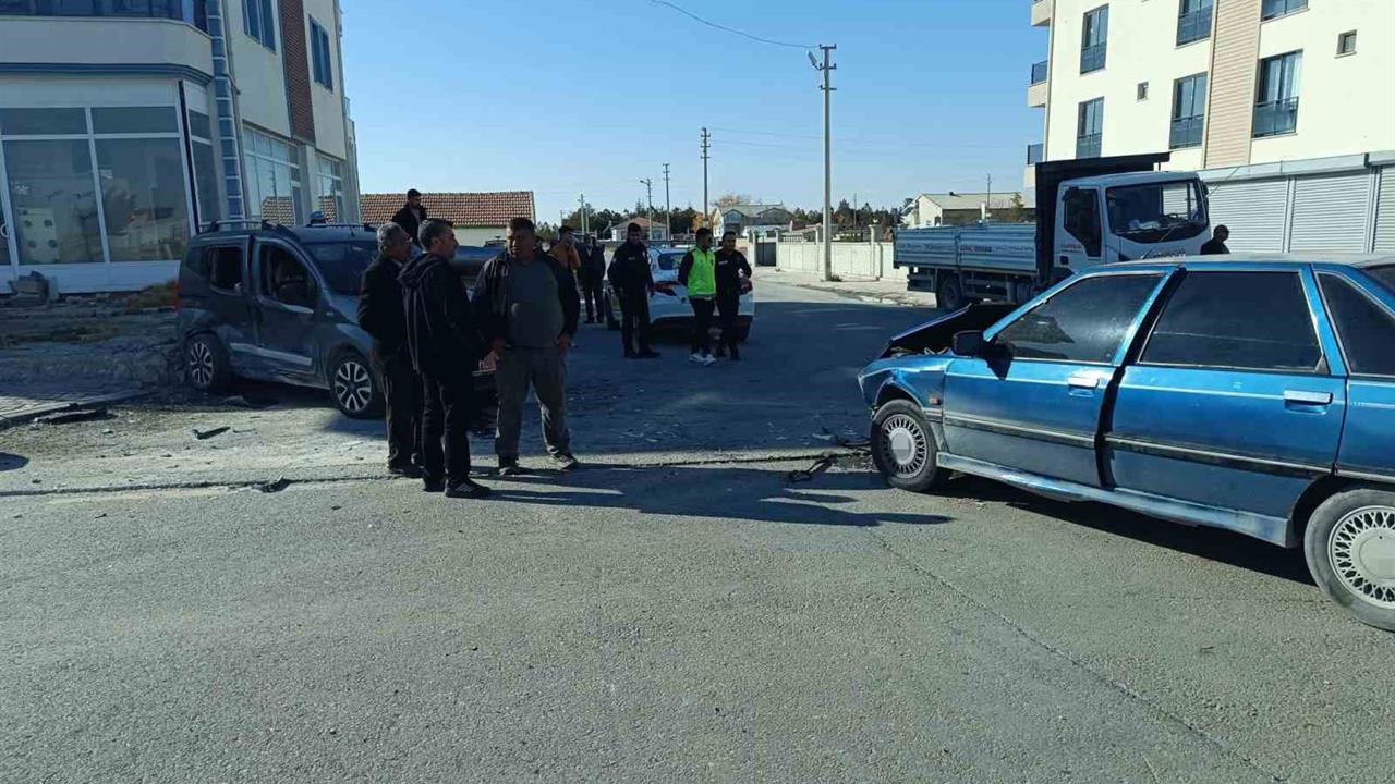 Aksaray Eskil'de Hafif Ticari Araç ile Otomobil Çarpıştı: 7 Yaralı