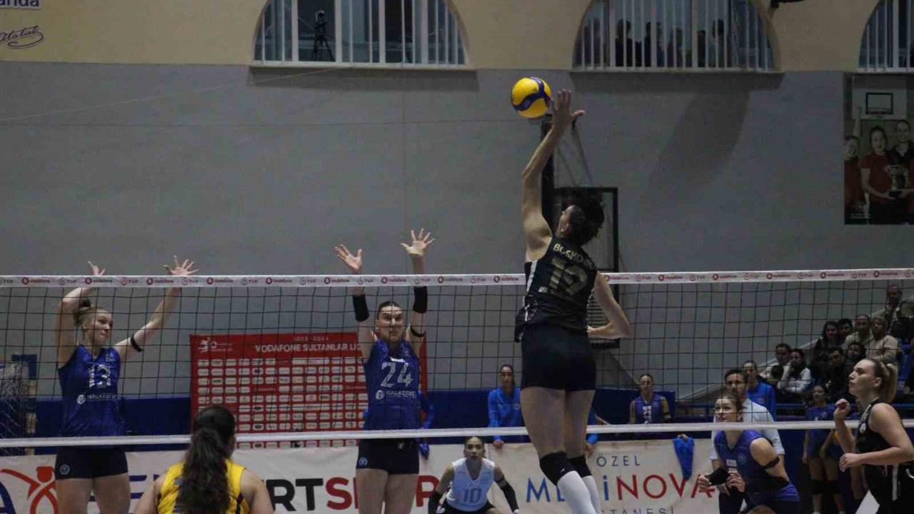 Aydın'da V. Bank, Aydın Büyükşehir Belediyespor'u 3-0 Yendi