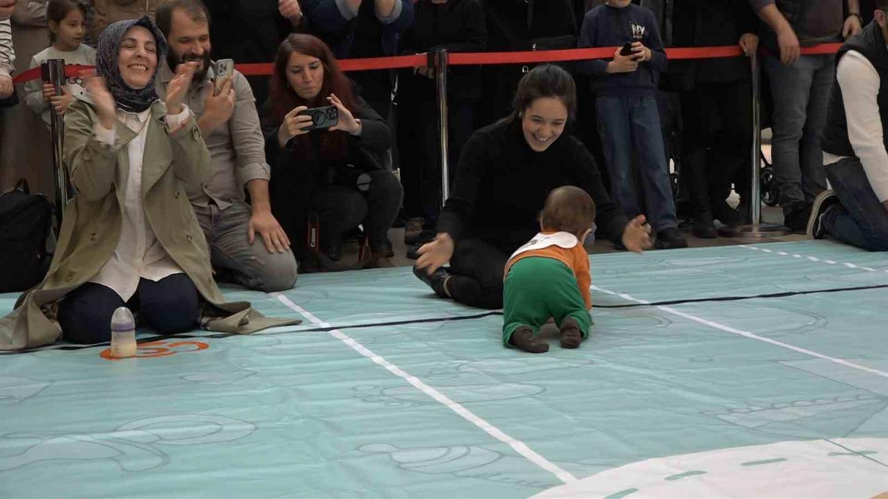 Rize'de Ailelerin Katılımıyla Renkli Bebek Emekleme Yarışı Düzenlendi