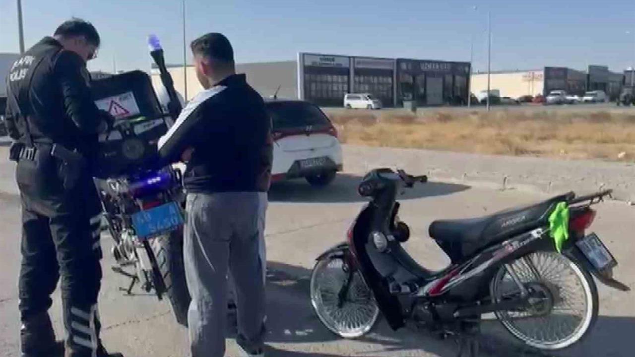 Aksaray'da Abartı Egzozlu Motosiklet Sürücüsüne 9 Bin 267 Lira Ceza Kesildi