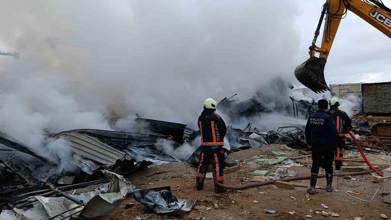 Malatya Yeşilyurt'ta İnşaat Şantiyesinde Yangın Çıktı