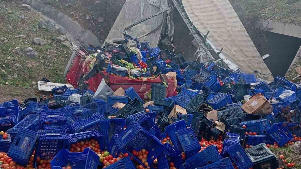 Bilecik Osmaneli'nde Kontrolden Çıkan Tırın Devrilmesi Sonucu 1 Kişi Yaralandı