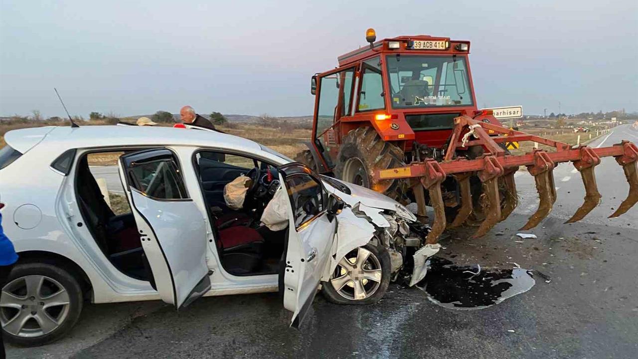 Kırklareli Pınarhisar'da Traktör ve Otomobil Çarpıştı: 2 Yaralı
