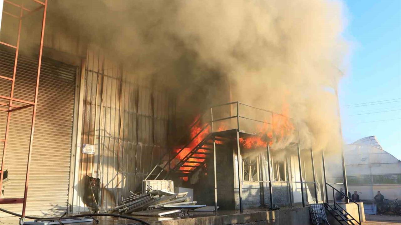 Antalya'da Sandalye Üretim Atölyesinde Çıkan Yangında Büyük Panik Yaşandı