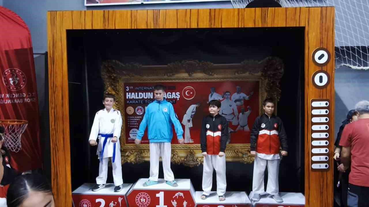 Alaşehir Belediyespor Karate Takımı, Denizli'de Düzenlenen Turnuvada 15 Madalya Kazandı