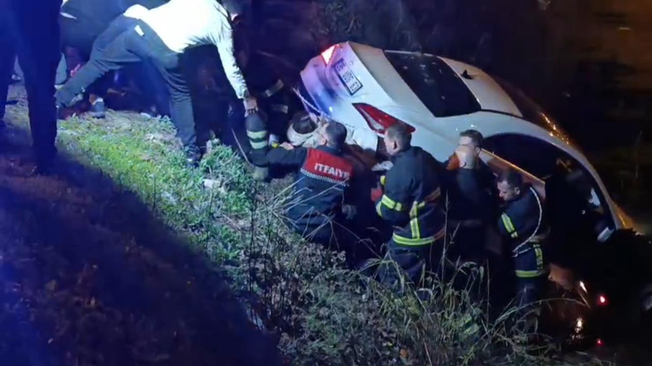 Çanakkale Biga'da Kontrolden Çıkan Araç Şarampole Uçtu, 2 Yaralı