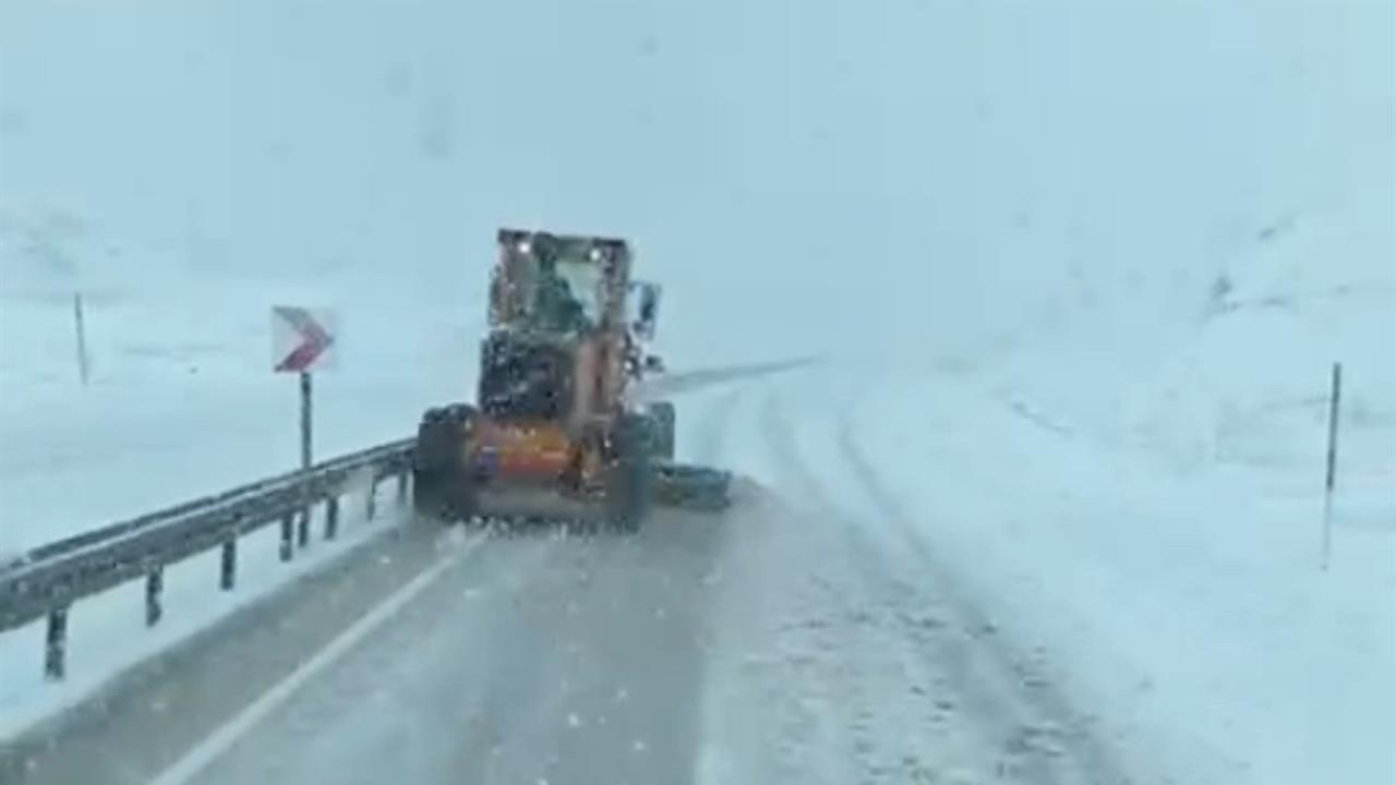 Hakkari Yüksekova'da Karla Mücadele İçin Ekipler Seferber Oldu