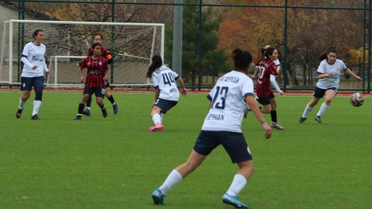 Erzincan Gençler Gücü Kadın Futbol Takımı, Ağrı'da 5-0 Mağlup Oldu