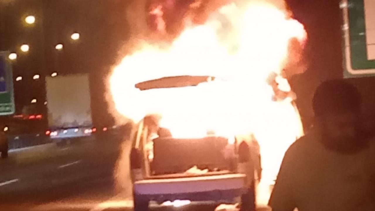 Pozantı'da Seyir Halindeki Araçta Yangın Çıktı: Sürücü Kurtarıldı, Araç Küle Döndü