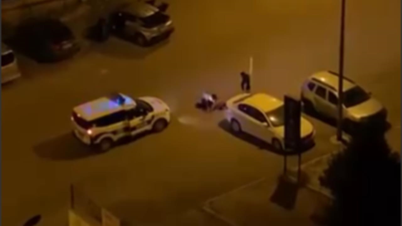 Üniversite Caddesi'nde Gece Yarısı İki Kişi Arasındaki Tatsızlığı Polisler Ayırdı