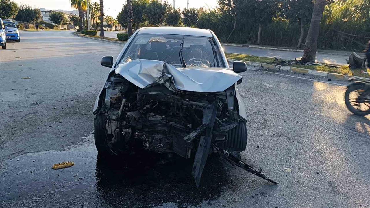 Antalya Manavgat'ta Palmiyeye Çarpan Araçta Bir Kişi Yaralandı