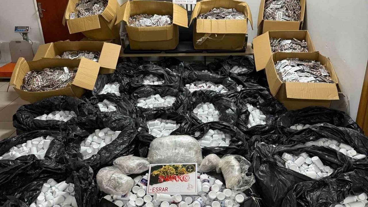 İzmir Buca'da Yarım Milyondan Fazla Uyuşturucu Hap Ele Geçirildi