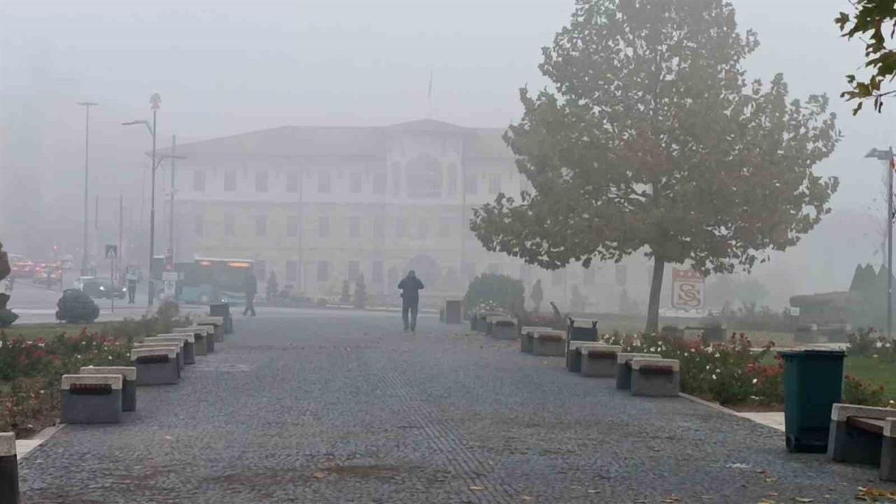 Sivas'ta Tarihi Kent Meydanı Sisle Kaplandı