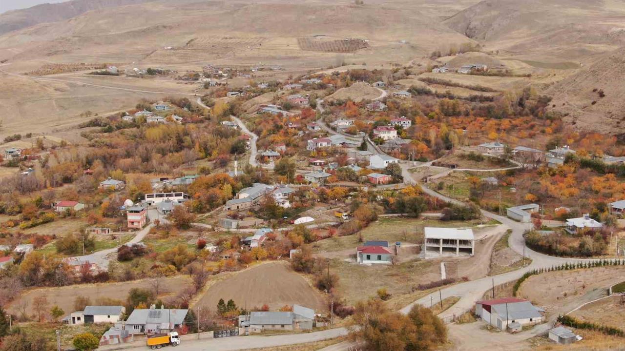 Van'da Sonbahar Manzaralarıyla Kartpostal Gibi Görüntüler Ortaya Çıkıyor