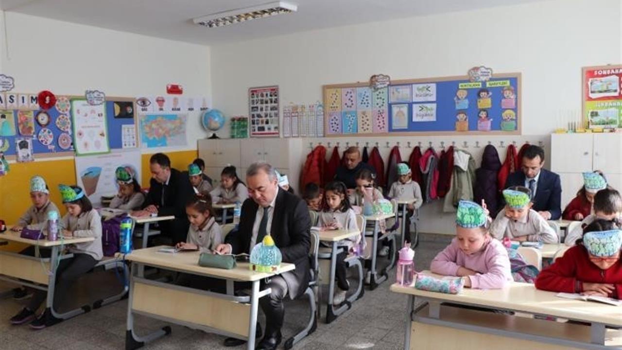 Bozüyük'te Kaymakam Adem Öztürk, Öğrencilerle Kitap Okuma Etkinliği Düzenledi