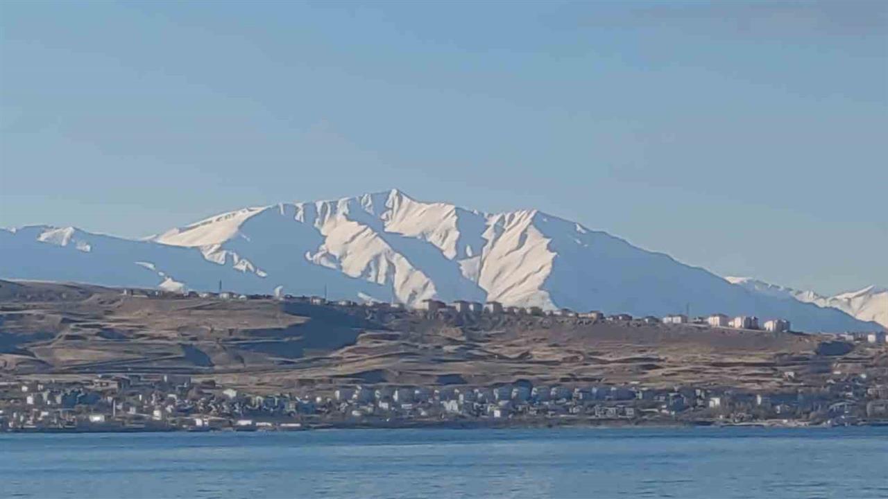 Van'da Artos Dağı, Kar Yağışı ile Beyaza Büründü