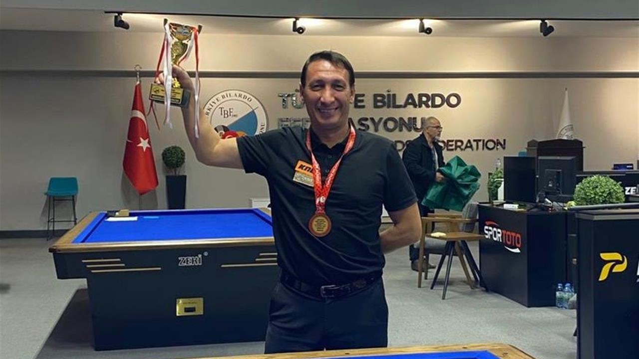 Düzce'de Düzenlenen 3 Bant Bilardo Türkiye Şampiyonası'nda Ahmet Köseoğlu Birinci Oldu
