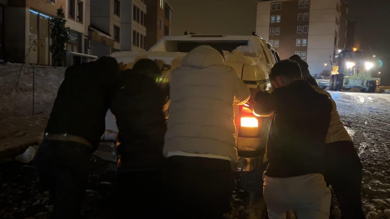 Hakkari Yüksekova'da Yoğun Kar Yağışı Sürücüleri Zorladı